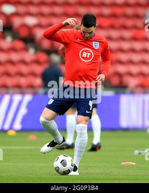 Le Declan Rice d'Angleterre se réchauffe sur le terrain devant l'International friendly au stade Riverside, à Middlesbrough. Date de la photo: Mercredi 2 juin 2021. Banque D'Images