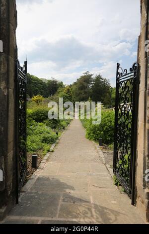 Château de Glenapp, Ballantrae, Girvan KA26 0NZ, Écosse, Royaume-Uni. 5 étoiles Luxury Castle Hotel, Ayrshire dans le sud-ouest de l'Écosse. Le jardin clos Banque D'Images