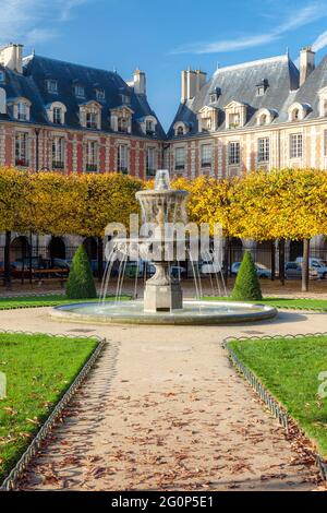 Tôt le matin sur la place des Vosges - la plus ancienne place publique de Paris, Ile-de-France, France Banque D'Images