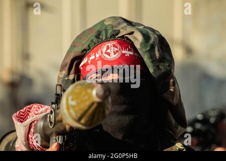 Gaza, Palestine. 02 juin 2021. Les partisans du Front populaire pour la libération de la Palestine (PFLP) assistent à un rassemblement anti-israélien dans la ville de Gaza. La trêve négociée par l'Égypte a mis fin à 11 jours de bombardements israéliens importants sur Gaza et de tirs de roquettes de l'enclave côtière appauvrie vers Israël. Des frappes aériennes israéliennes et des tirs d'artillerie sur Gaza ont tué 254 Palestiniens, dont 66 enfants, et blessé plus de 1,900 personnes en 11 jours. (Photo de Ramez Habboub/Pacific Press) crédit: Pacific Press Media production Corp./Alay Live News Banque D'Images