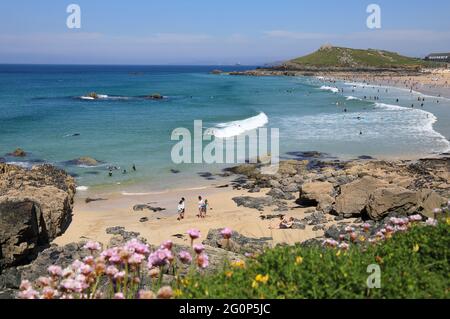 Plage de Porthmeor sûre et sablonneuse, populaire auprès des surfeurs et des nageurs, à St Ives, Cornwall, Royaume-Uni Banque D'Images