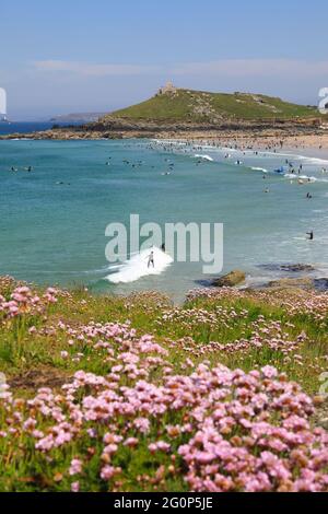 Plage de Porthmeor sûre et sablonneuse, populaire auprès des surfeurs et des nageurs, à St Ives, Cornwall, Royaume-Uni Banque D'Images