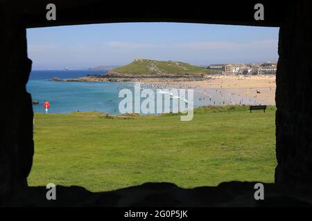 Plage de Porthmeor sûre et sablonneuse, populaire auprès des surfeurs et des nageurs, à St Ives, Cornwall, Royaume-Uni Banque D'Images