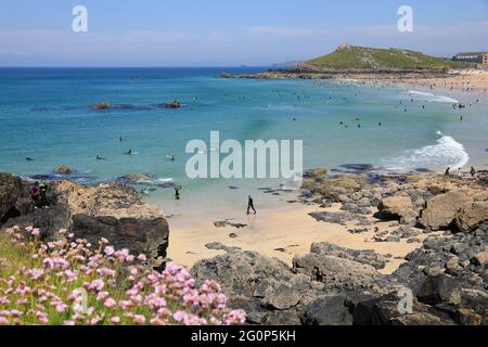 Plage de Porthmeor sûre et sablonneuse, populaire auprès des surfeurs et des nageurs, à St Ives, Cornwall, Royaume-Uni Banque D'Images