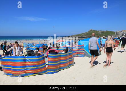 Plage de Porthmeor sûre et sablonneuse, populaire auprès des surfeurs et des nageurs, à St Ives, Cornwall, Royaume-Uni Banque D'Images