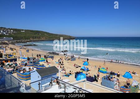 Plage de Porthmeor sûre et sablonneuse, populaire auprès des surfeurs et des nageurs, à St Ives, Cornwall, Royaume-Uni Banque D'Images