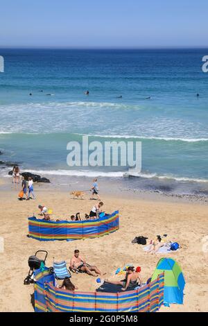 Plage de Porthmeor sûre et sablonneuse, populaire auprès des surfeurs et des nageurs, à St Ives, Cornwall, Royaume-Uni Banque D'Images