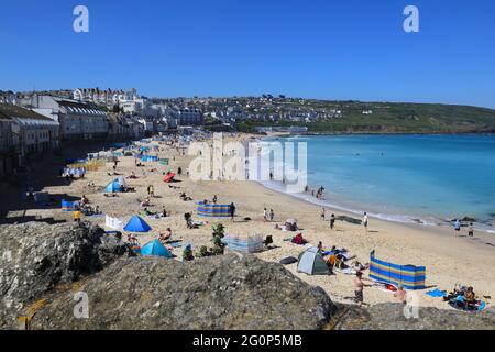 Plage de Porthmeor sûre et sablonneuse, populaire auprès des surfeurs et des nageurs, à St Ives, Cornwall, Royaume-Uni Banque D'Images