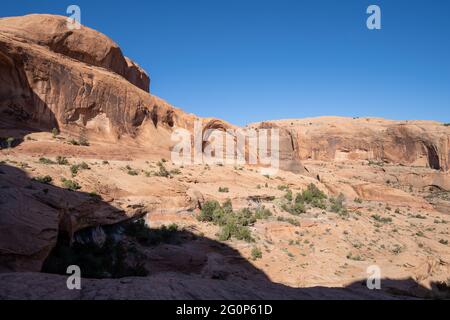 Les ombres commencent à tomber sur le paysage près de Corona Arch près de Moab Utah Banque D'Images