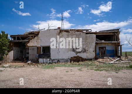 Bâtiment abadoné en ruines complètes et en état de déréparer, s'émiettant dans la ville fantôme de Tyrone, Colorado, le long de la piste de Santa Fe Banque D'Images