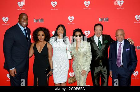 19 mai 2016, Los Angeles, Californie, États-Unis : Magic Johnson, Angela Bassett, Earlitha Kelly, Frances Glandney, Smokey Robinson et Barry Gordy participent au 12ème concert annuel MusiCares MAP Tribute Fund. (Image crédit : © Billy Bennight/ZUMA Wire) Banque D'Images