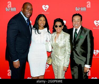 19 mai 2016, Los Angeles, Californie, États-Unis : Magic Johnson, Earlita Kelly, alias cookie Johnson, Frances Glandney et Smokey Robinson participent au 12ème concert annuel d'hommage au Fonds MUSICARES. (Image crédit : © Billy Bennight/ZUMA Wire) Banque D'Images