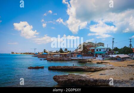 Grand Cayman, îles Caïman, juillet 2020, vue de certains bâtiments avec des restaurants et des magasins au bord de la mer des Caraïbes Banque D'Images