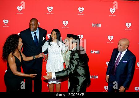 19 mai 2016, Los Angeles, Californie, États-Unis : Angela Bassett, Magic Johnson, Earlita Kelly, Frances Glandney, Smokey Robinson et Barry Gordy participent au 12e concert annuel MusiCares MAP Tribute Fund. (Image crédit : © Billy Bennight/ZUMA Wire) Banque D'Images