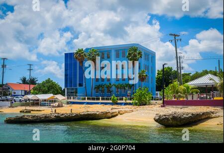 Grand Cayman, îles Caïmans, juillet 2020, vue sur le bâtiment Harbour Centre à George Town, près de la mer des Caraïbes Banque D'Images