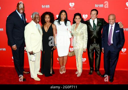 19 mai 2016, Los Angeles, Californie, États-Unis : Magic Johnson, Angela Bassett, Earlitha Kelly, Frances Glandney, Smokey Robinson et Barry Gordy participent au 12ème concert annuel MusiCares MAP Tribute Fund. (Image crédit : © Billy Bennight/ZUMA Wire) Banque D'Images