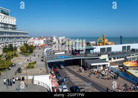 Vue panoramique sur le front de mer de Southend on Sea, Essex, Royaume-Uni, tandis que l'Angleterre ouvre ses portes après son verrouillage le lundi 2021 mai. Côte Banque D'Images