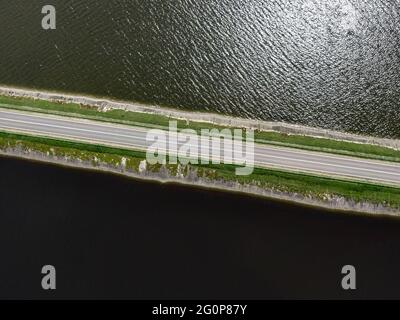 La route sur le pont naturel. Vue de dessus du barrage Banque D'Images