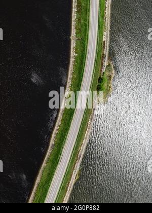 La route sur le pont naturel. Vue de dessus du barrage Banque D'Images