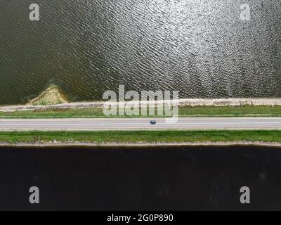 La route sur le pont naturel. Vue de dessus du barrage Banque D'Images