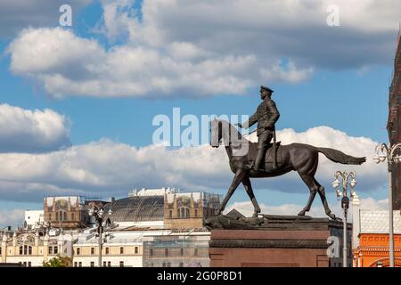 Monument au Maréchal Zhukov dans le centre de Moscou. Banque D'Images