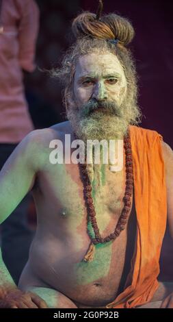 Haridwar, Uttarakhand (Inde) le 12 avril 2021. Les saints indiens dans leur façon traditionnelle de YOG Mudra. Assis en silence dans le cadre de l'initiation de nouveaux sandhus pendant Kumbha Mela. Le Naga Sadhus. Banque D'Images