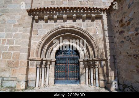 Porte romane de la basilique Santa Eulalia à Merida. Une vitrine de la ville vingt siècles d'histoire, Estrémadure, Espagne Banque D'Images