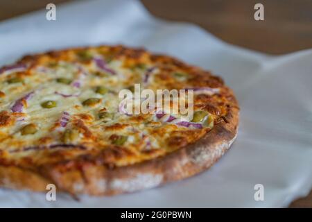 Pizza au levain maison avec olives et garnitures à l'oignon blé entier manger sain Banque D'Images