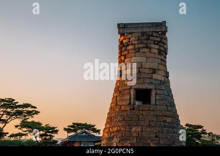 Coucher de soleil de l'observatoire de Cheomseongdae à Gyeongju, en Corée Banque D'Images