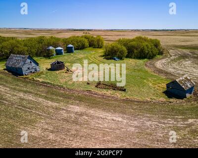 Une vue aérienne des anciennes fermes et bâtiments abandonnés qui ont été construits par les premiers colons agricoles de la Saskatchewan. Banque D'Images