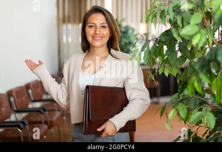 Portrait of smiling businesswoman in office Banque D'Images