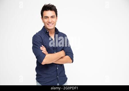 Portrait d'un homme caucasien avec les bras croisés et le sourire isolé sur fond blanc, regardant la caméra, concept de sentiment heureux Banque D'Images