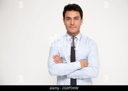 Portrait d'homme d'affaires avec bras croisés isolé sur fond blanc, regardant le concept de caméra Banque D'Images