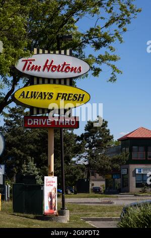 Ottawa, Ontario, Canada - le 31 mai 2021 : une affiche de restaurant Tim Hortons « toujours frais » classique annonçant un drive dans un magasin de franchise sur Meriv Banque D'Images