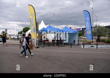 Marseille, France. 02 juin 2021. On passe devant un centre de vaccination mobile. Le département des Bouches-du-Rhône a lancé un troisième bus de vaccination, avec la particularité d'être sans rendez-vous. Crédit : SOPA Images Limited/Alamy Live News Banque D'Images