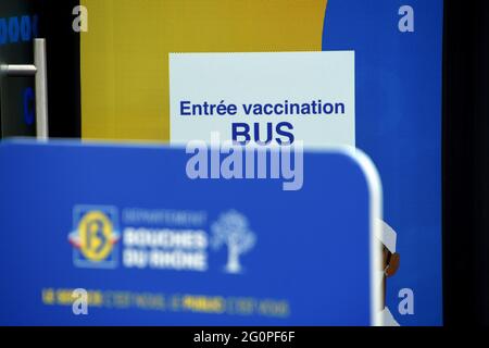 Marseille, France. 02 juin 2021. Vue d'une affiche indiquant l'entrée à la vaccination. Le département des Bouches-du-Rhône a lancé un troisième bus de vaccination, avec la particularité d'être sans rendez-vous. Crédit : SOPA Images Limited/Alamy Live News Banque D'Images