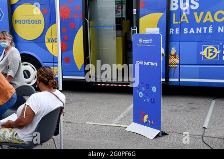 Marseille, France. 02 juin 2021. On voit des gens attendre d'être vaccinés. Le département des Bouches-du-Rhône a lancé un troisième bus de vaccination, avec la particularité d'être sans rendez-vous. Crédit : SOPA Images Limited/Alamy Live News Banque D'Images