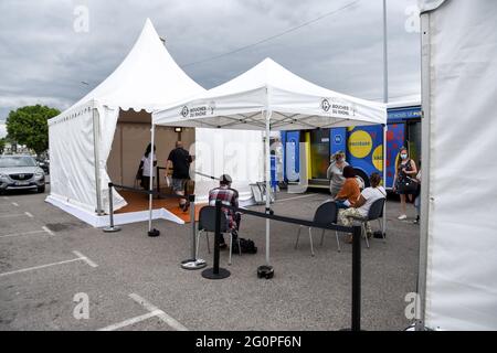 Marseille, France. 02 juin 2021. On voit des gens attendre d'être vaccinés. Le département des Bouches-du-Rhône a lancé un troisième bus de vaccination, avec la particularité d'être sans rendez-vous. Crédit : SOPA Images Limited/Alamy Live News Banque D'Images