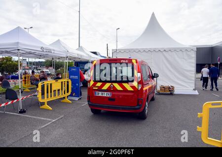 Marseille, France. 02 juin 2021. Vue sur un centre de vaccination mobile. Le département des Bouches-du-Rhône a lancé un troisième bus de vaccination, avec la particularité d'être sans rendez-vous. Crédit : SOPA Images Limited/Alamy Live News Banque D'Images