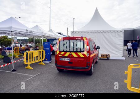 Marseille, France. 02 juin 2021. Vue sur un centre de vaccination mobile. Le département des Bouches-du-Rhône a lancé un troisième bus de vaccination, avec la particularité d'être sans rendez-vous. (Photo de Gerard Bottino/SOPA Images/Sipa USA) crédit: SIPA USA/Alay Live News Banque D'Images