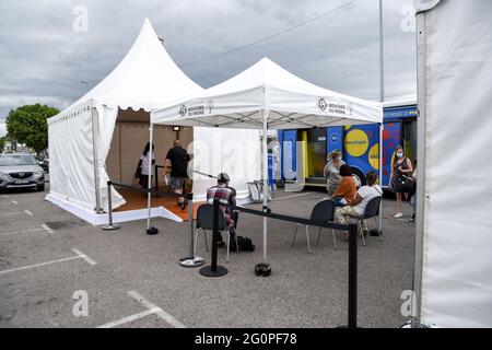 Marseille, France. 02 juin 2021. On voit des gens attendre d'être vaccinés. Le département des Bouches-du-Rhône a lancé un troisième bus de vaccination, avec la particularité d'être sans rendez-vous. (Photo de Gerard Bottino/SOPA Images/Sipa USA) crédit: SIPA USA/Alay Live News Banque D'Images