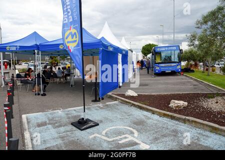 Marseille, France. 02 juin 2021. Vue sur un centre de vaccination mobile. Le département des Bouches-du-Rhône a lancé un troisième bus de vaccination, avec la particularité d'être sans rendez-vous. (Photo de Gerard Bottino/SOPA Images/Sipa USA) crédit: SIPA USA/Alay Live News Banque D'Images