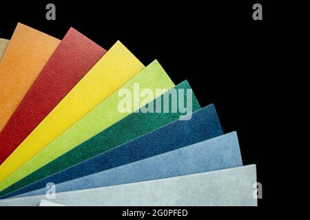 Choix du revêtement de sol. Échantillons de linoléum de différentes couleurs. Linoléum haché en morceaux. Nuance avec échantillons de linoléum. Conception de revêtements de sol. De Banque D'Images