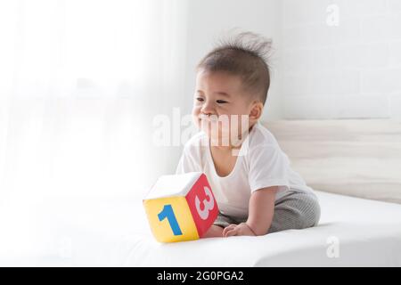 Un bébé asiatique s'ennuiera avec des jouets Banque D'Images