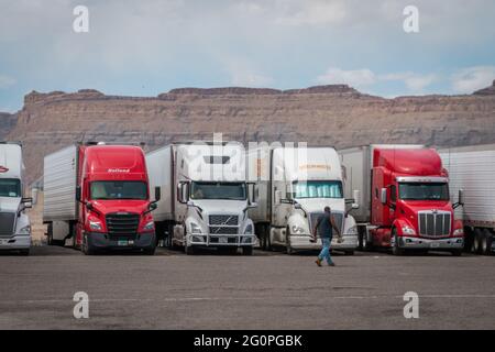 Green River, UT, US-30 mai 2021 : les camions sont alignés dans un arrêt de camion. L'industrie du camionnage fait face à une pénurie de conducteurs dans l'ère post-pandémique. Banque D'Images