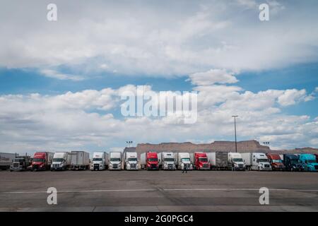 Green River, UT, US-30 mai 2021 : les camions sont alignés dans un arrêt de camion. L'industrie du camionnage fait face à une pénurie de conducteurs dans l'ère post-pandémique. Banque D'Images