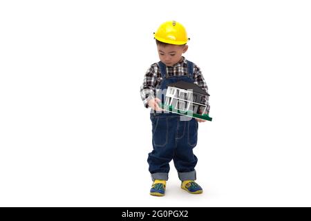 Thai asiatique bébé garçon portant un costume ingénieur avec hard hat un échantillon chambre isolé sur fond blanc, travailleur de la construction de l'immobilier Banque D'Images