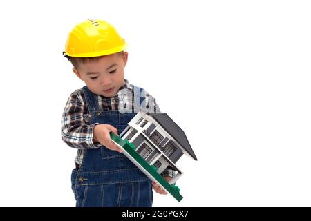 Thai asiatique bébé garçon portant un costume ingénieur avec hard hat un échantillon chambre isolé sur fond blanc, travailleur de la construction de l'immobilier Banque D'Images