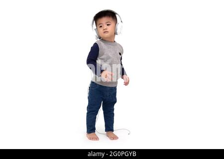 Bébé asiatique avec casque isolé sur fond blanc Banque D'Images