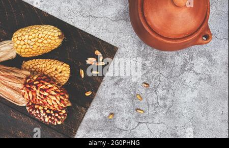 Cuisine péruvienne: Maïs Serrano, apéritif typique appelé Cancha. Mélange de la variété péruvienne indigène de cornes de Heirloom du marché local à Cusco. Sélectif f Banque D'Images